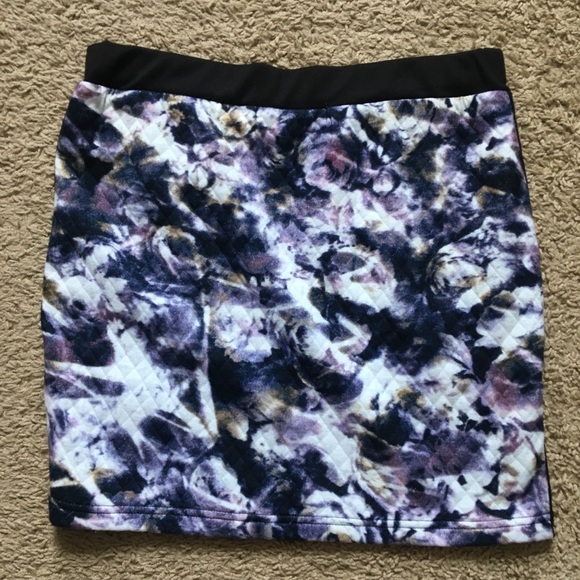 Black Patterned Mini skirt - M - Picture 2 of 2